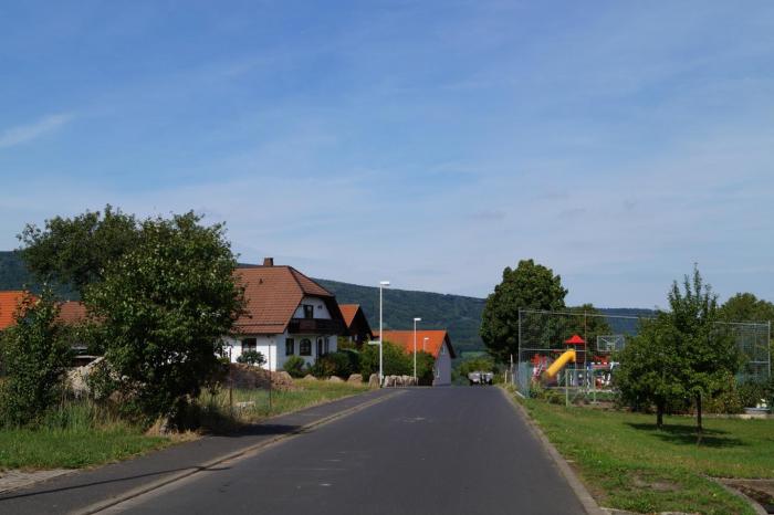 Blick in den Schusterweg; der Bauplatz liegt links