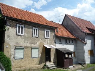 Einsicht in den Innenhof mit Blick auf die beiden Wohnhäuser 